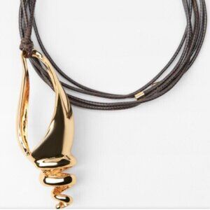 Zaea Elegant Gold Shell Pendant Chocker Necklace